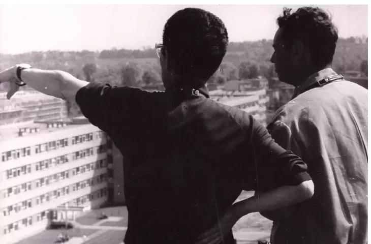 Tomasz Mańkowski i Jerzy Chronowski podczas budowy Miasteczka Studenckiego AGH w Krakowie, koniec lat 60., fot. nieznany