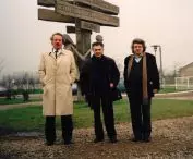 Aurelio Galfetti, Tomasz Mańkowski i Mario Botta w Rajsku k. Oświęcimia, na miejscu projektu Wioski Dziecięcej, początek lat 90., fot. nieznany