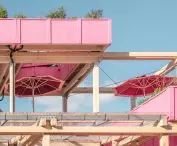 Fragment otwartego tarasu na najwyższym poziomie Remise Rosa