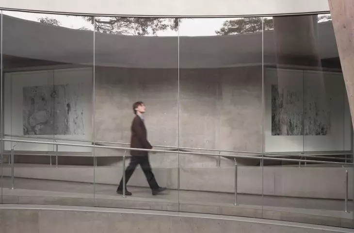 Wzdłuż rampy umieszczono gabloty prezentujące prace uczniów