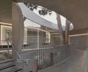 Flyover w Marcellin College w Bulleen w Australii projektu Farrell Wray Architects