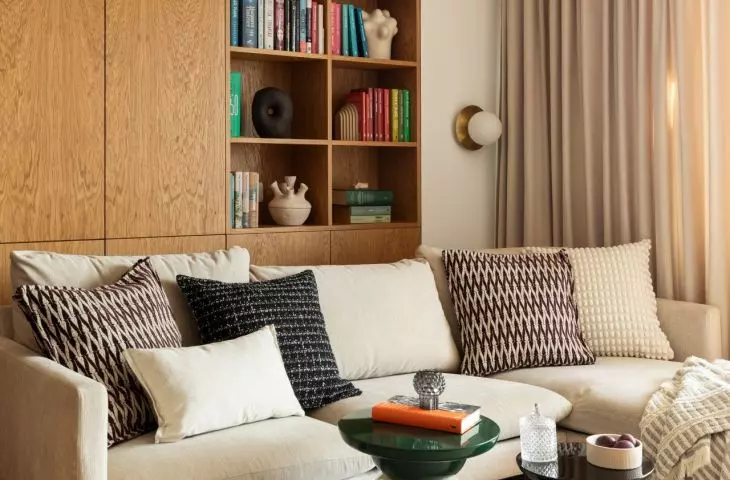 This wooden unit combines the functions of a bookshelf and a storage space
