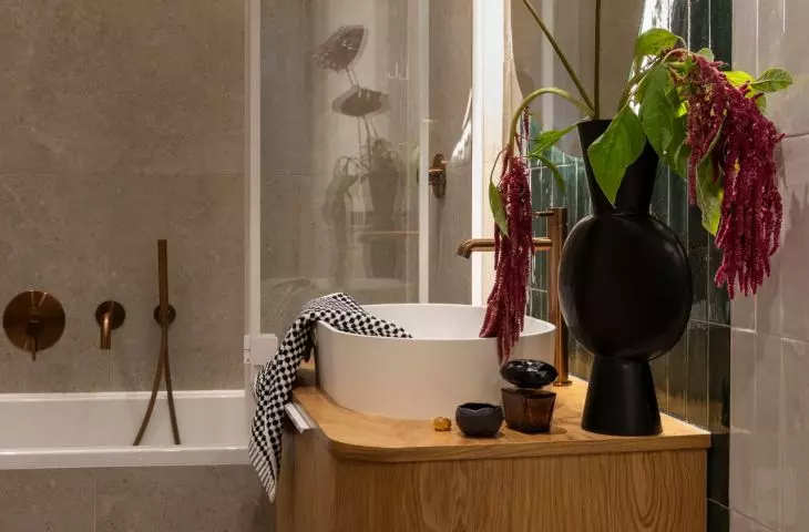 A 65-square-meter apartment on Dzika Street in Warsaw, designed by Piotr Pamięta of the p:am studio