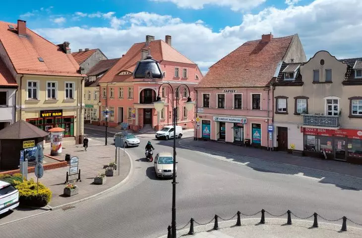 południowo-wschodnia część Rynku z narożną kamienicą adaptowaną obecnie na muzeum sztuki współczesnej (Muzeum Kamienica)