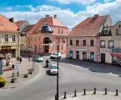 południowo-wschodnia część Rynku z narożną kamienicą adaptowaną obecnie na muzeum sztuki współczesnej (Muzeum Kamienica)