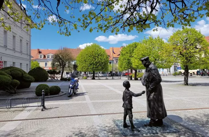 Market Square, the monument to the Greater Poland Insurgent unveiled in 2018; on the left—City Hall