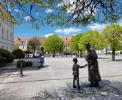Rynek, pomnik Powstańca Wielkopolskiego odsłoniętego w 2018 roku, po lewej — ratusz