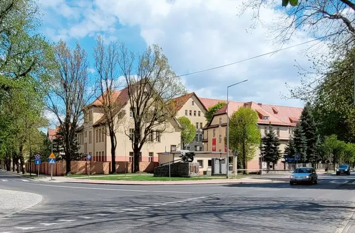 former barracks, now the headquarters of the OHP Education and Training Center at the intersection of Aleje Wojska Polskiego and Sportowa Street