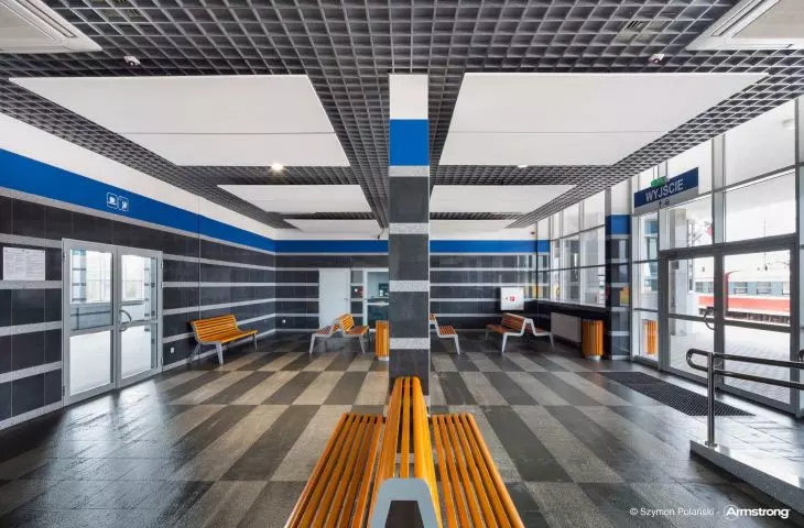 Even in challenging environments such as train stations, it is possible to effectively manage acoustics. Acoustic islands and vertical panels effectively absorb noise. The PKP train station in Terespol 