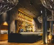 W restauracji Claas w Hamburgu architekci sięgnęli po rozwiązania z linii Heradesign Creativ, panele akustyczne z wełny mineralnej poddano specjalnej obróbce w zakładach producenta firmy Knauf Ceiling Solutions i wykonano specjalne żłobienia. 