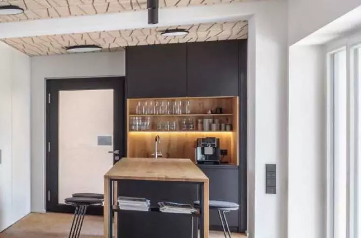 Architects at Schwille in Germany approached the interior design of their office as if it were a living space: it’s intimate and cozy, and the ceilings are adorned with Heradesign acoustic panels featuring a special custom-made pattern,