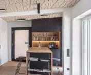 Architects at Schwille in Germany approached the interior design of their office as if it were a living space: it’s intimate and cozy, and the ceilings are adorned with Heradesign acoustic panels featuring a special custom-made pattern,