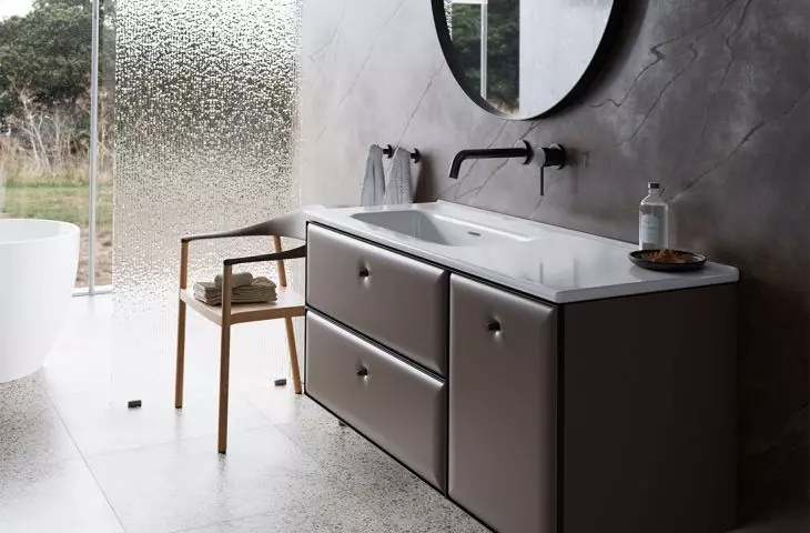 The soft geometry of the cabinet fronts softens the bold lines of a contemporary bathroom. The PILLOW and ORiSTO collections