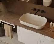 Naturalne wykończenia i ciepła paleta materiałów pozwalają złagodzić minimalistyczną kompozycję. Kolekcja SKAGEN, ORiSTO