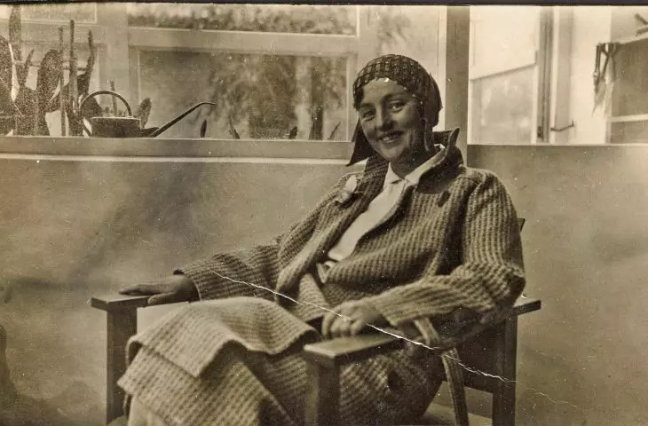 Barbara Brukalska in the foyer of her home at 8 Niegolewskiego Street in Warsaw; photo by an unknown photographer, 1930s