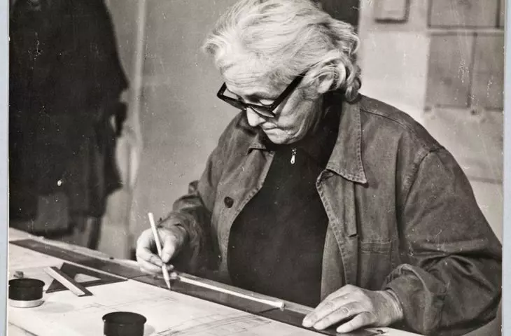Barbara Brukalska w Pracowni WSM nr 3 podczas pracy nad Osiedlem Warszawskiej Spółdzielni Mieszkaniowej Okęcie‑Pola (Jadwisin) w Warszawie, fot. nieznany, około 1962