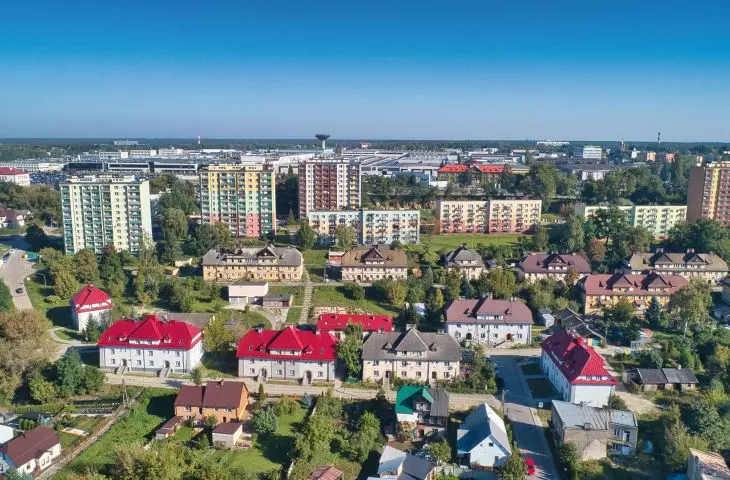 widok na Kolonię Robotniczą w Starachowicach; część z budynków na osiedlu dawnych zakładów starachowickich została zmodernizowana, pozostałe wciąż czekają na remont