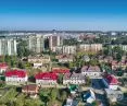 widok na Kolonię Robotniczą w Starachowicach; część z budynków na osiedlu dawnych zakładów starachowickich została zmodernizowana, pozostałe wciąż czekają na remont