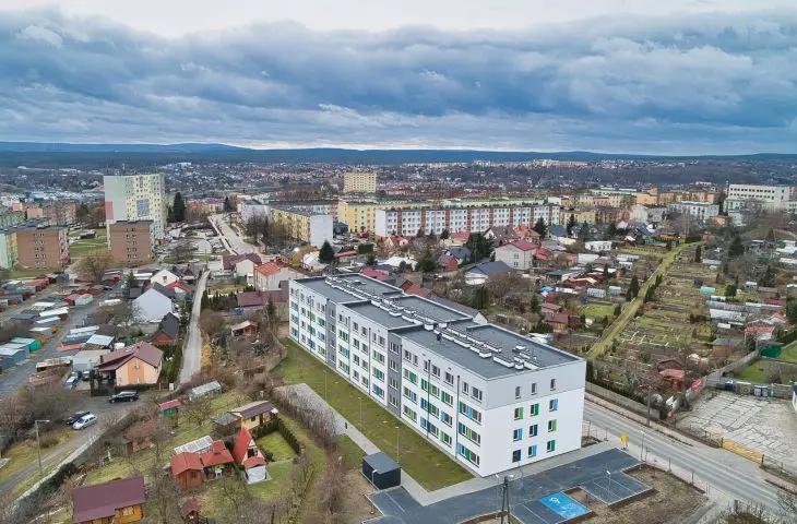 budynek przy ulicy Kościelnej mieści 103 lokale komunalne