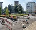 dzieci bawiące się przy Placu Matejki w Chorzowie, w miejscu zwykle zdominowanym przez samochody