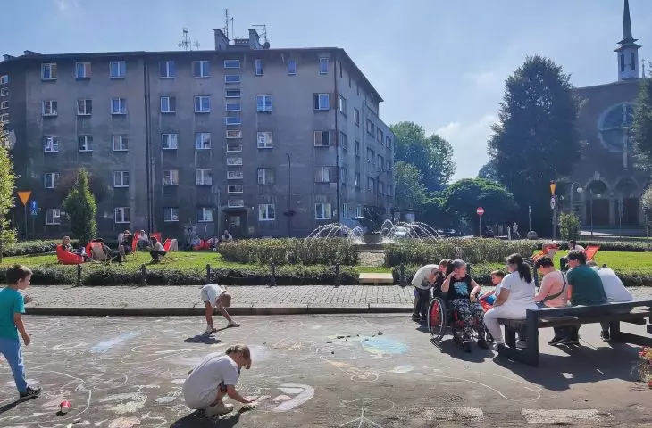przestrzeń publiczna wypełniona mieszkańcami podczas prototypowania urbanistycznego na Placu Matejki w Chorzowie