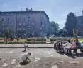 przestrzeń publiczna wypełniona mieszkańcami podczas prototypowania urbanistycznego na Placu Matejki w Chorzowie
