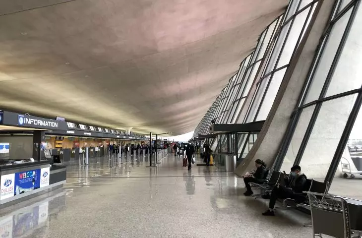Strefa odprawy biletowo-bagażowej w terminalu głównym portu lotniczego Waszyngton-Dulles