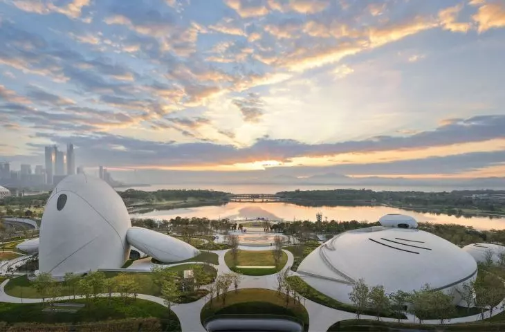 The museum overlooks the park and Shenzhen Bay