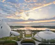 The museum overlooks the park and Shenzhen Bay