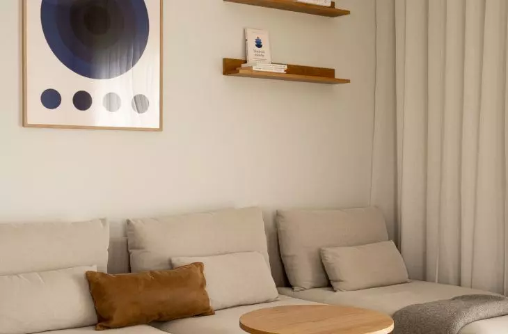 An apartment in the Wizjonerów housing development in Kraków, designed by KREPA design