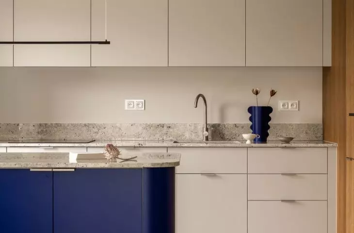 An apartment in the Wizjonerów housing development in Kraków, designed by KREPA design