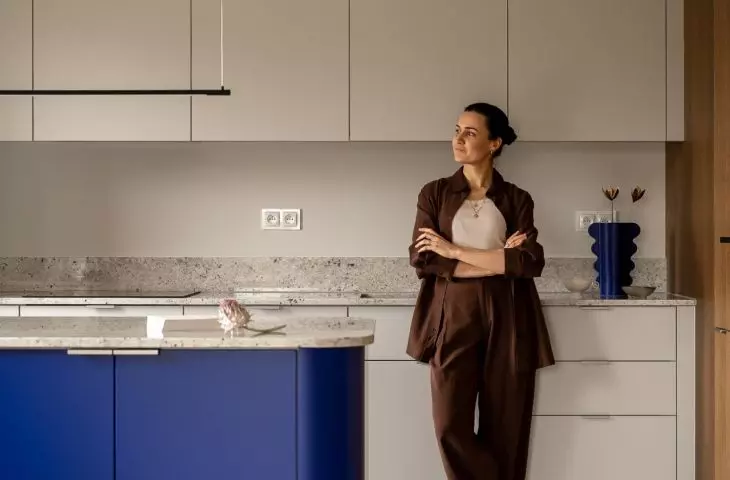 An apartment in the Wizjonerów housing development in Kraków, designed by KREPA design