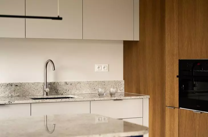 An apartment in the Wizjonerów housing development in Kraków, designed by KREPA design