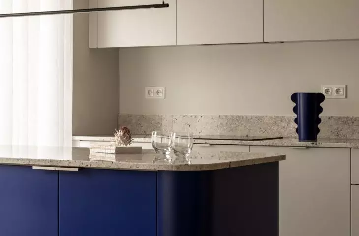 An apartment in the Wizjonerów housing development in Kraków, designed by KREPA design