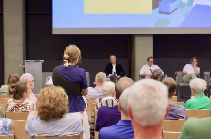 podczas dialogu 