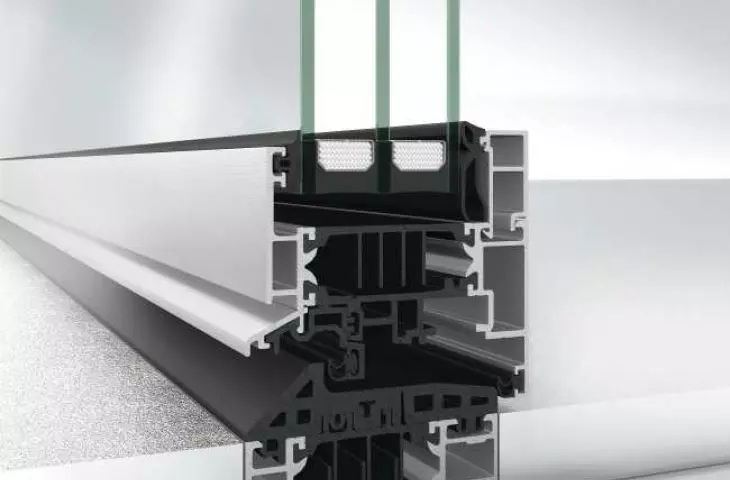 Low, barrier-free threshold on the Schüco AW CT 72 balcony door.
