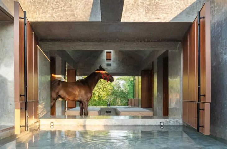 The motif of trickling water alludes to the sacred rivers of India and symbolizes the continuity of life and rebirth