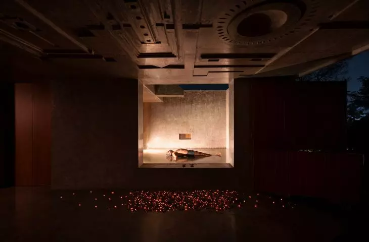 After dark, the reflections on the water and the small points of light scattered across the floor give the interior an almost ritualistic atmosphere
