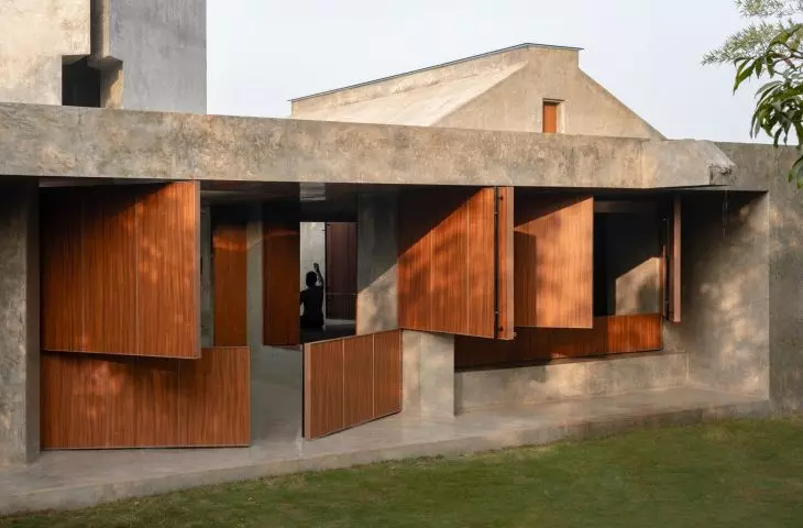 Duże drewniane panele otwierają surową betonową elewację Museum of Humanity na otoczenie