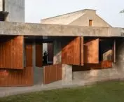 Duże drewniane panele otwierają surową betonową elewację Museum of Humanity na otoczenie