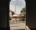 widok na budynek spod arkad KDM-u