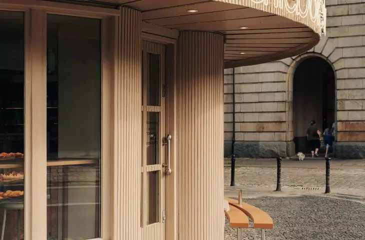 architekci otoczyli bryłę na planie koła zewnętrzną ławką dla gości