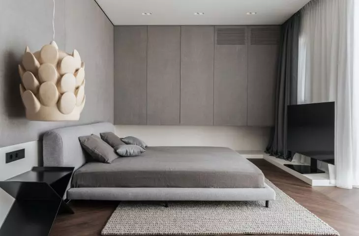 The most interesting feature in the guest bedroom is a ceramic lamp with a sculptural form