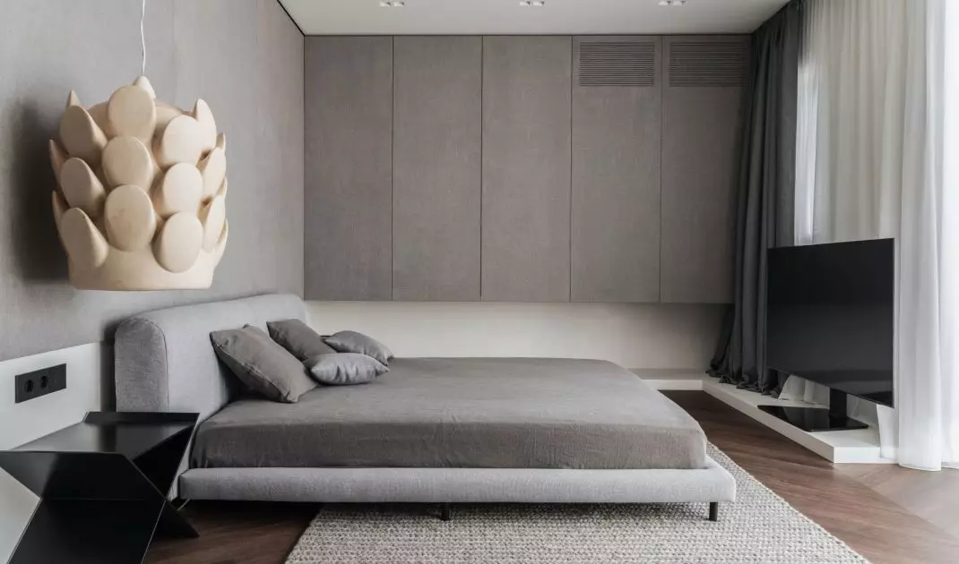 Najciekawszym elementem w sypialni gościnnej jest ceramiczna lampa o rzeźbiarskiej formie
