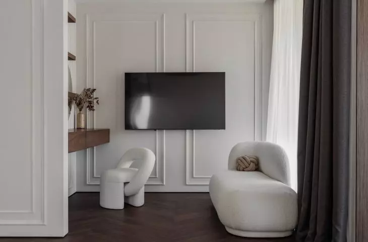 Classic stucco work provides the backdrop for the soft, rounded furniture in the bedroom
