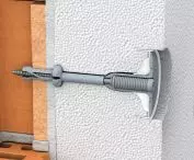 Przekrój wykonanego montażu zagłębionego (styropian, kołek R-TFIX-8S)
