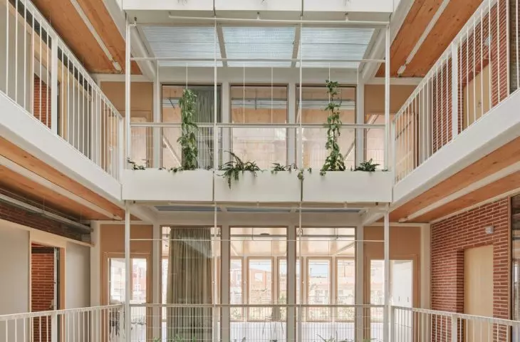 Zadaszone atrium łączy wszystkie kondygnacje i tworzy wspólną przestrzeń domu sąsiedzkiego
