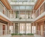 Zadaszone atrium łączy wszystkie kondygnacje i tworzy wspólną przestrzeń domu sąsiedzkiego