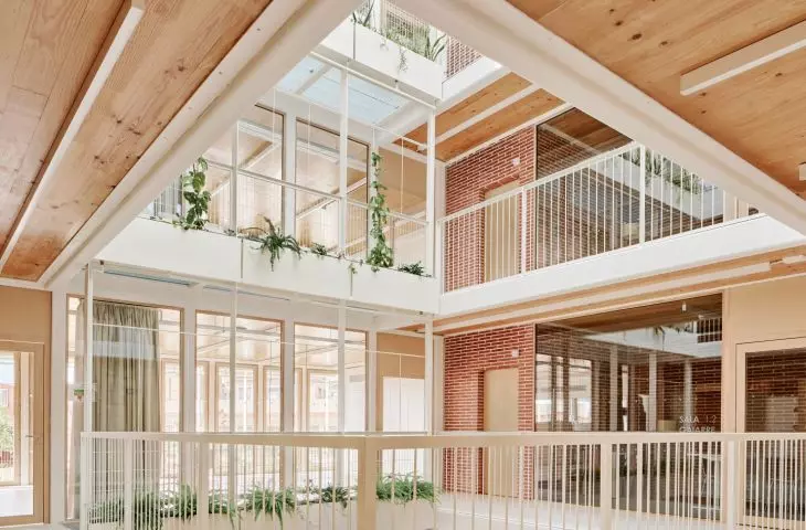 The steel structure of the new section is complemented by ceilings made of CLT panels