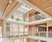 The steel structure of the new section is complemented by ceilings made of CLT panels